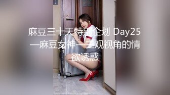 后厨操作间新来的实习生小妹占着茅坑不拉屎不停地刷抖音